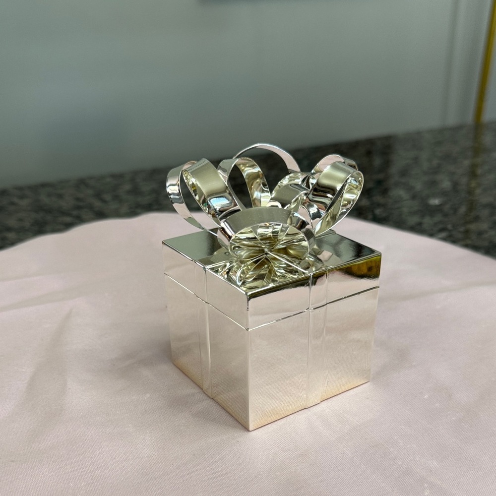 Silver present Box with Ribbon Design jewelry box NEW